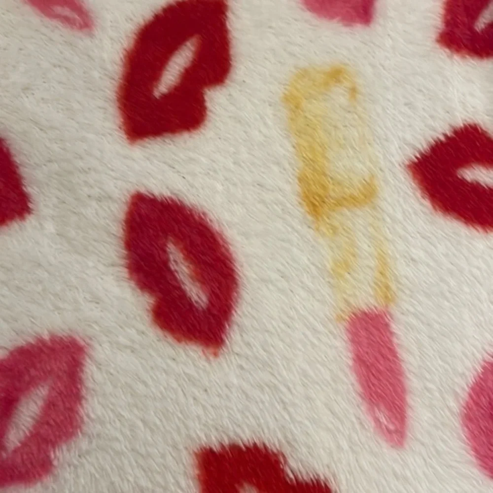 Velvet lip throw
